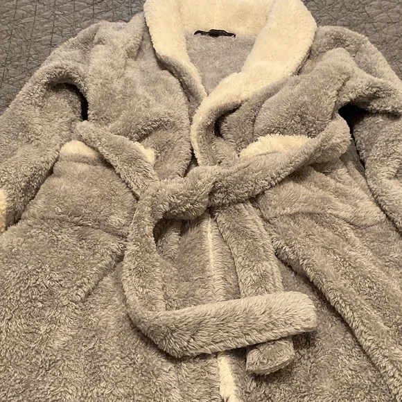 Tommy Hilfiger Gray and Cream Fleece Robe - Picture 1 of 3